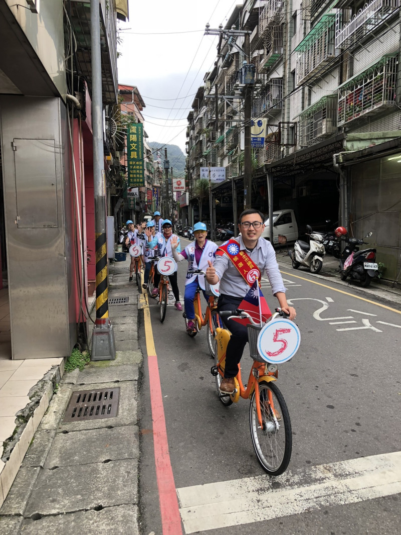 國民黨提名汐金萬區市議員候選人廖先翔,堅持騎單車搭配徒步拜票,以環保節能及友善環境的方式參選。 圖:廖先翔總部/提供
