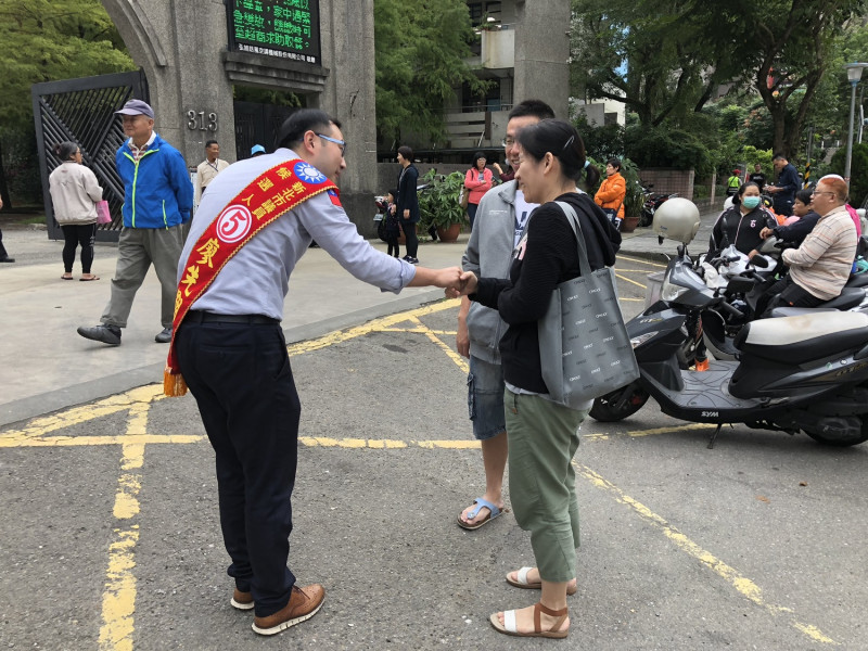 國民黨提名汐金萬區市議員候選人廖先翔,堅持騎單車搭配徒步拜票,以環保節能及友善環境的方式參選。 圖:廖先翔總部/提供