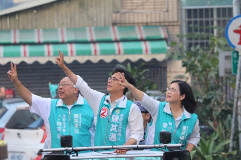 民進黨候選人陳其邁今天下午在鼓山鹽埕車隊掃街。   陳辦提供