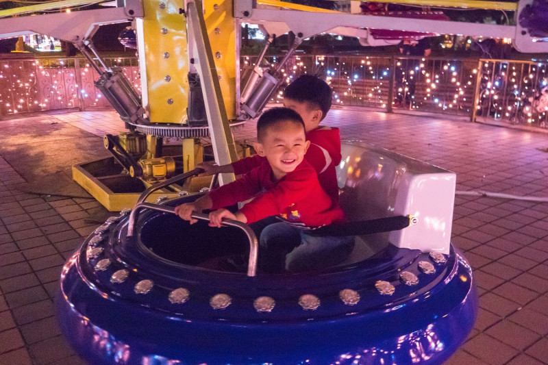 在板橋車站的站前廣場也隱藏兩座免費設施－「銀河特快車」與「太空小飛碟」，3歲至12歲的小朋友，都可以排隊免費玩。   圖：新北市政府／提供