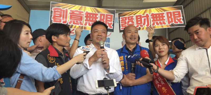 高思博、韓國瑜分別率領車隊在台南、高雄交界的二層行橋大會師。   圖：黃博郎/攝
