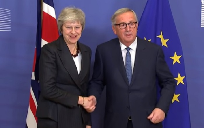 英國首相梅伊赴布魯塞爾拜會歐盟執委會主席榮科。   圖：翻攝Youtube