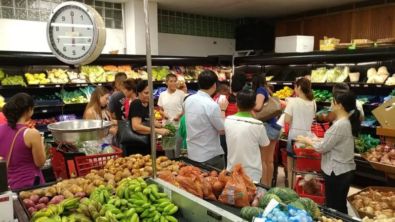 我駐帛琉大使館22日在臉書po文，帛琉民眾在當地Surangel超市搶購台灣水果的盛況。   圖：翻攝駐帛琉大使館臉書