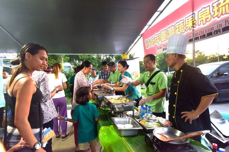 今年9月，台北農產運銷公司率隊出訪帛琉推廣台灣蔬果，遭到眾多藍營政客質疑花公帑去觀光。   圖：翻攝吳音寧臉書