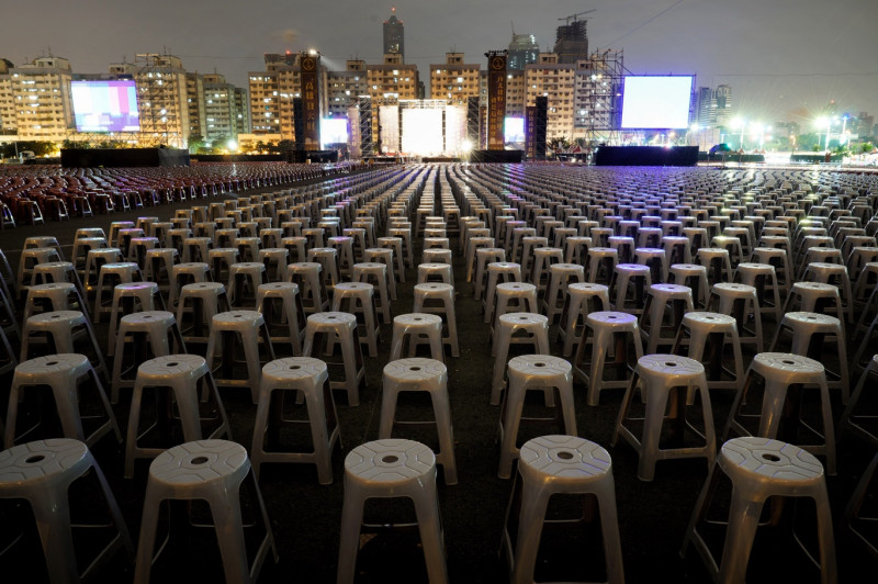 國民黨高雄市長候選人韓國瑜選前之夜造勢晚會現場排滿了數萬張椅子。   圖：張良一/攝
