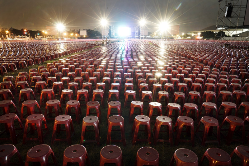 民進黨高雄市長候選人陳其邁選前之夜造勢晚會現場排滿了數萬張椅子。   圖：張良一/攝