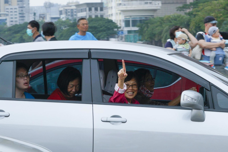 一位韓國瑜的支持者在車上比出代表韓國瑜的一號手勢。   圖：張良一/攝