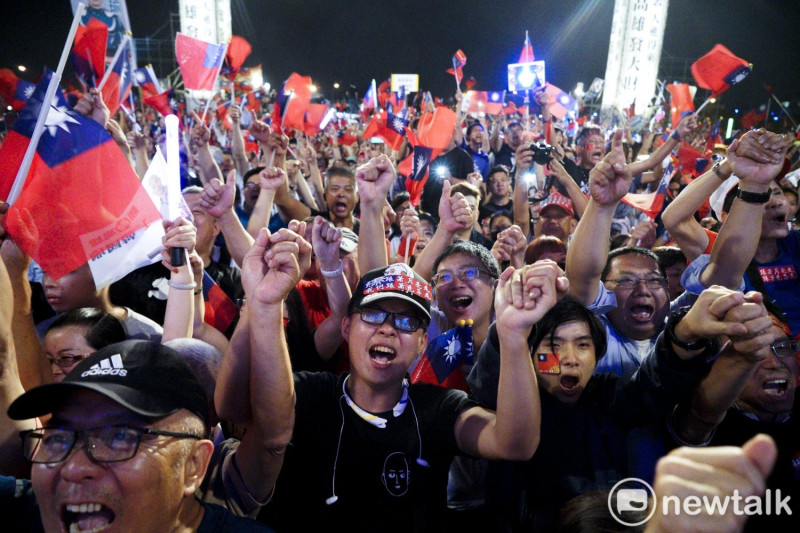 韓國瑜鳳山造勢晚會會場上的激動支持者。   圖：張良一/攝