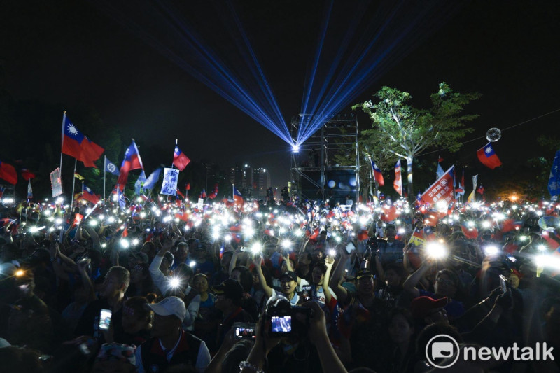 韓國瑜支持者在岡山造勢晚會打開手機燈光和台上的韓國瑜等人一起唱歌。   圖：張良一/攝