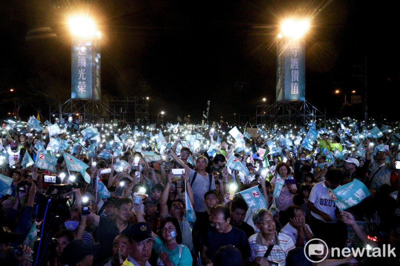 陳其邁支持者在岡山造勢晚會打開手機燈光和台上的人一起唱歌。   圖：張良一/攝