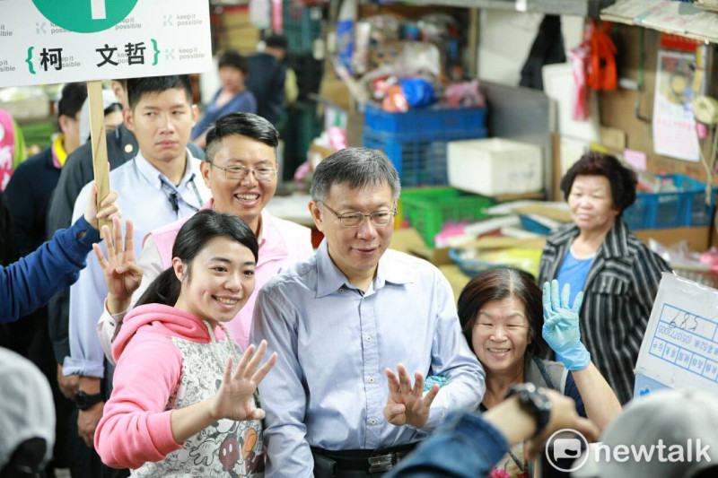 台北市長柯文哲持續掃街拜票。   圖：柯文哲競選辦公室 / 提供