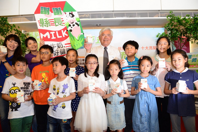 李進勇強調，為使孩子們能夠快樂學習，讓孩子們每周喝牛奶補充營養，未來更會透過綠能的發展收益來幫孩子的營養午餐減輕負擔。   圖：李進勇競辦提供
