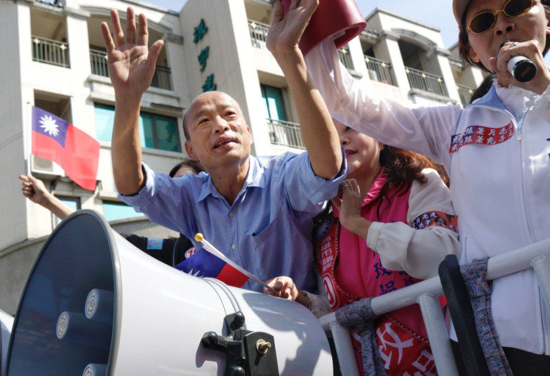 國民黨高雄市長候選人韓國瑜今(23)日上午前往左楠地區掃街拜票。   圖：張良一/攝
