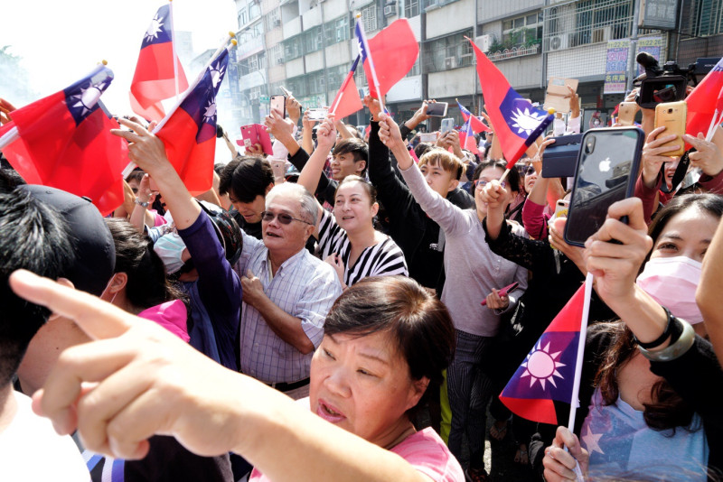 國民黨高雄市長候選人韓國瑜今(23)日上午前往左楠地區掃街拜票，民眾手拿國旗表達支持，熱鬧氛圍彷彿嘉年華。   圖：張良一/攝