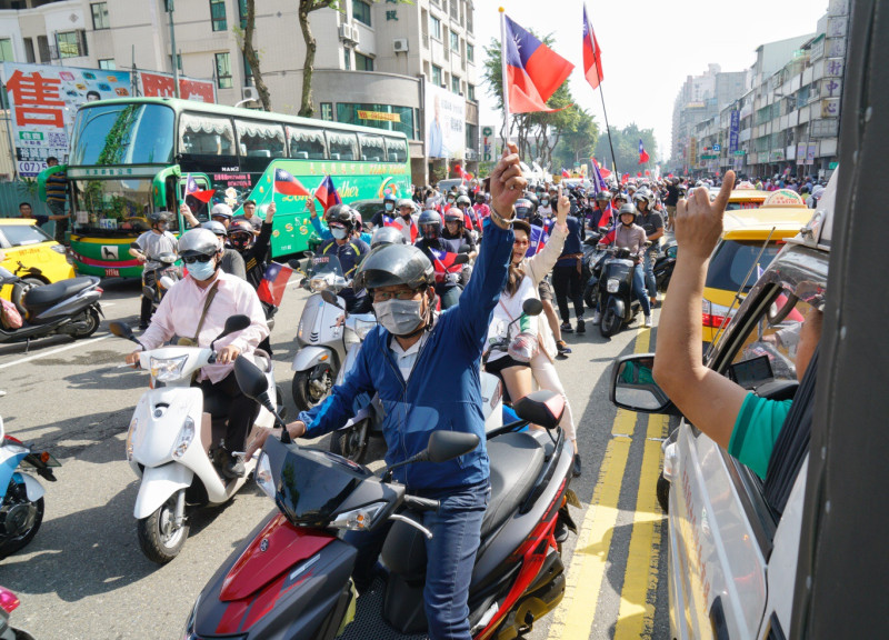 高雄市長韓國瑜去年選前掃街造勢，熱情民眾騎著機車跟隨掃街車隊，出現「貪食蛇」景象。   圖：張良一/攝(資料照片)