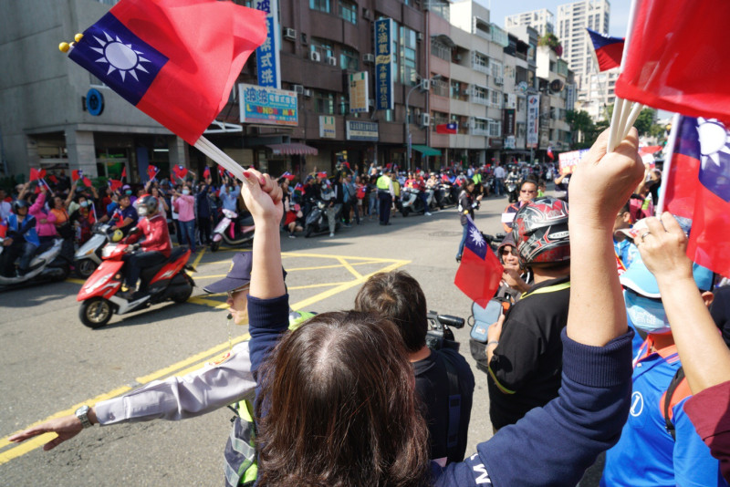 國民黨高雄市長候選人韓國瑜今(23)日上午前往左楠地區掃街拜票，民眾手拿國旗表達支持，熱鬧氛圍彷彿嘉年華。   圖：張良一/攝
