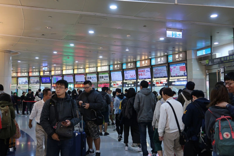 台北京站已經出現排隊買票返鄉人潮。   圖：林朝億/攝