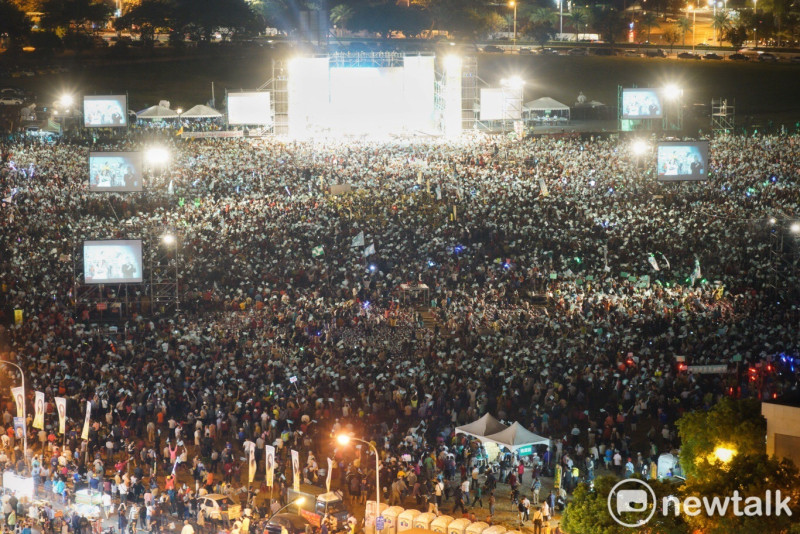 陳其邁的選前之夜整場人潮塞爆。   圖 : 張良一/攝