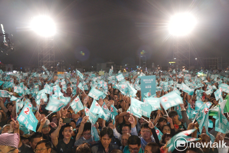 陳其邁競選現場民眾熱情搖旗支持。   圖：張良一/ 攝影