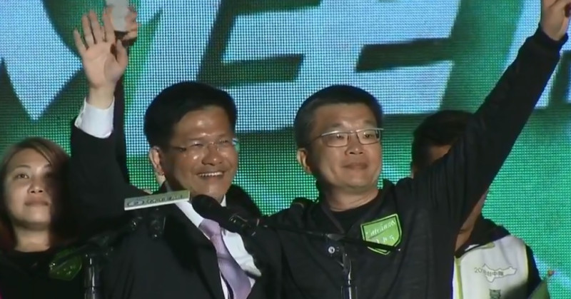 林佳龍、蔡其昌向在場支持者揮手致意。   圖 : 林佳龍競選總部/提供