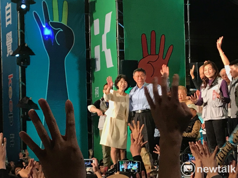 台北市長柯文哲與妻子陳佩琪感謝民眾支持。   圖 : 周煊惠 / 攝