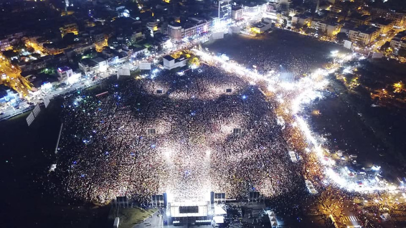 22萬人用星光照亮夜空。   圖：陳其邁競選辦公室/提供