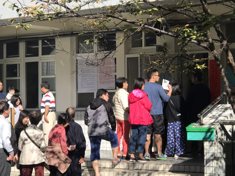 新北市淡水區鄧公國小投票所，等待投票的民眾。（圖為示意圖）   圖：朱蒲青／攝