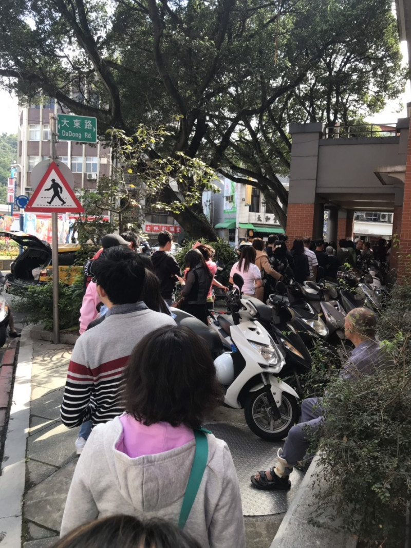 台北市士林區投票所等待投票的民眾。    圖：周安妮／提供