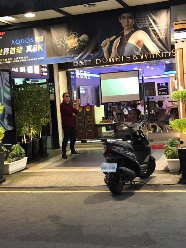 黃安被民眾捕捉到出現在台灣街頭，網友對他回來感到十分不滿。   圖：翻攝取自爆廢公社臉書