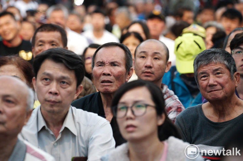 陳其邁與韓國瑜票數拉鋸，陳其邁支持者專注的盯著開票情況。   圖：張良一／攝