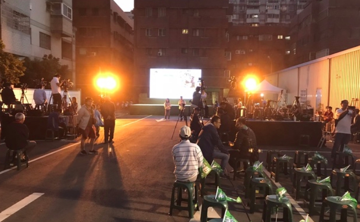 民進黨台南市長候選人黃偉哲在安平區永華路競選辦公室旁停車者搭設舞台，現場將陸續湧入支持者。   圖：讀者/提供
