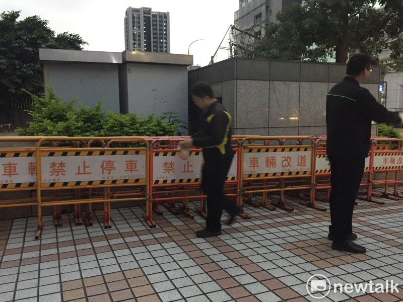 國民黨中央大樓外面，警察人員用繩索固定拒馬，提前預備前來抗議的民眾。    圖：趙婉淳／攝