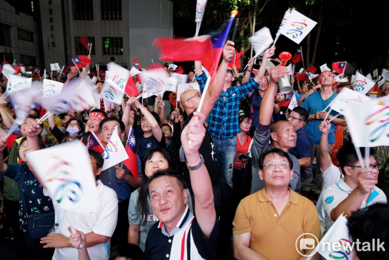 韓國瑜總部外有許多支持者舉著國旗情緒高昂，凍蒜聲此起彼落。   圖：張良一／攝