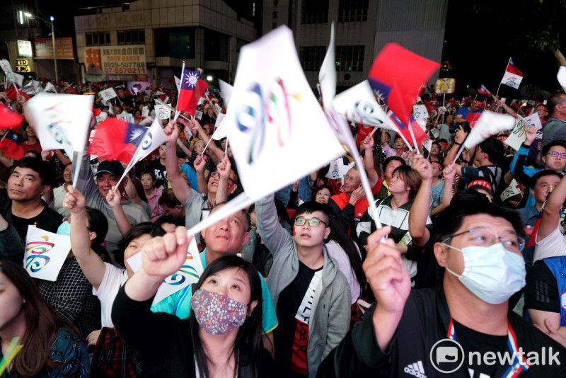 韓國瑜總部外有許多支持者舉著國旗情緒高昂，凍蒜聲此起彼落。   圖：張良一／攝