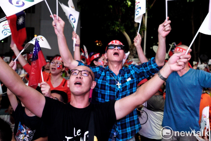 韓國瑜支持者高舉旗子，歡聲雷動。   圖：張良一／攝