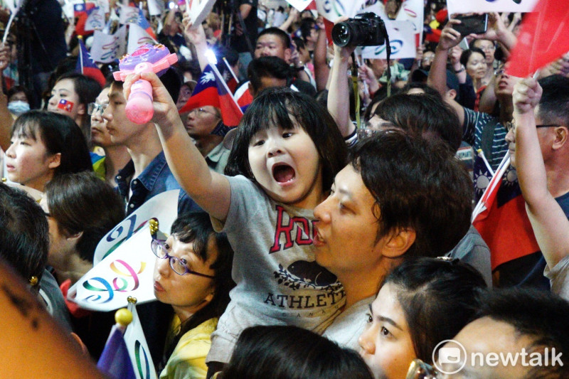 不少支持者把孩子也帶到現場支持韓國瑜。   圖：張良一／攝