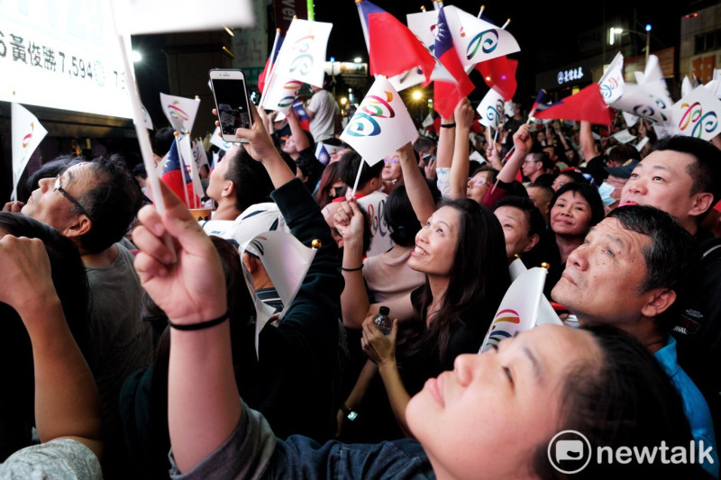 現場聚集許多韓國瑜支持者，眾人心情激動。   圖：張良一／攝
