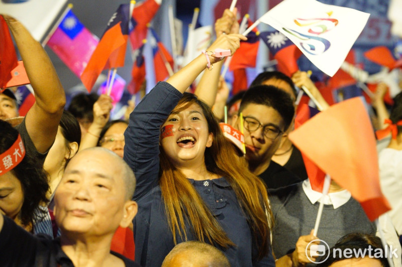 韓國瑜支持者雀躍歡呼。   圖：張良一／攝