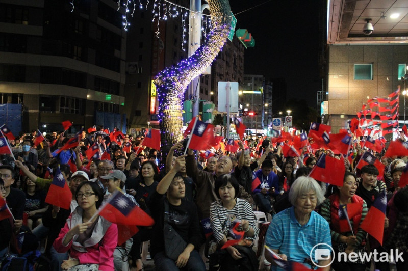 丁守中支持者帶上小國旗揮舞。   圖：蕭咏詩／攝