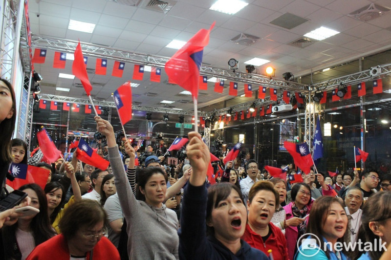 丁守中票數領先時，現場支持者十分激動歡呼。   圖：蕭咏詩／攝