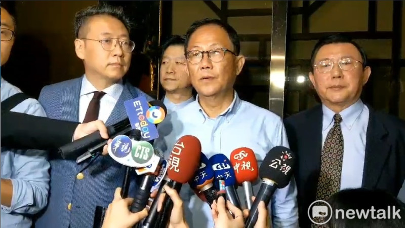 國民黨台北市長參選人丁守中在律師陪同下，凌晨前往台北地院遞狀聲請查封票匭保全證據。   