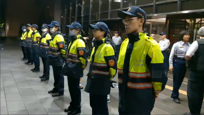 台北地院外逾百名警力戒備。   
