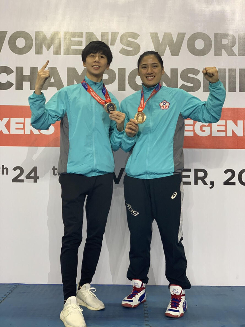54公斤級選手林郁婷 (左) 及69公斤級選手陳念琴雙雙打進冠亞軍戰，最終奪得2面金牌   圖 : 教育部/提供