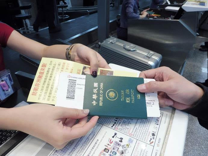 防範非洲豬瘟侵台的宣導單張併同護照及登機證（或登船證）發送給出境旅客。   圖：行政院農業委員會／提供