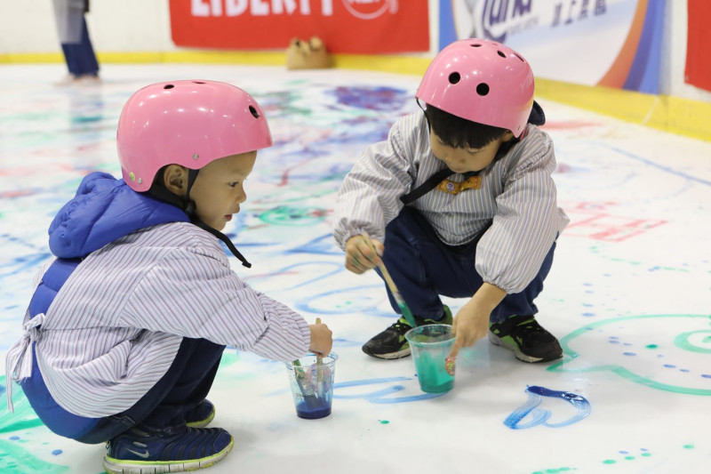 台北小巨蛋冰上樂園獨家推出「冰上畢卡索我很繪畫」活動。   圖：台北捷運／提供