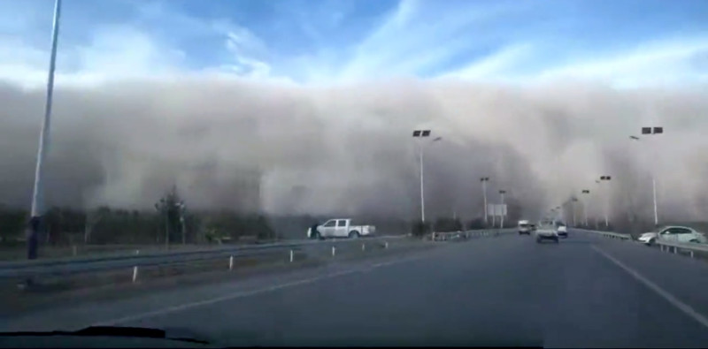 中國大陸甘肅張掖25日出現沙塵暴，一段行車紀錄器畫面曝光，猶如電影場景。   圖：翻攝微博