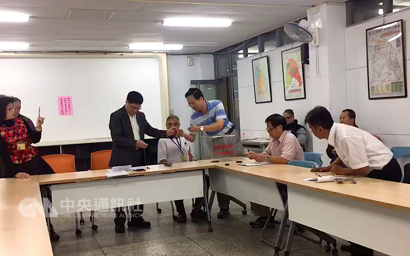 新竹市新光里長選舉，2名候選人獲得相同票數，今天舉行抽籤，由現任里長何智昌確定連任成功。   圖 : 中央社