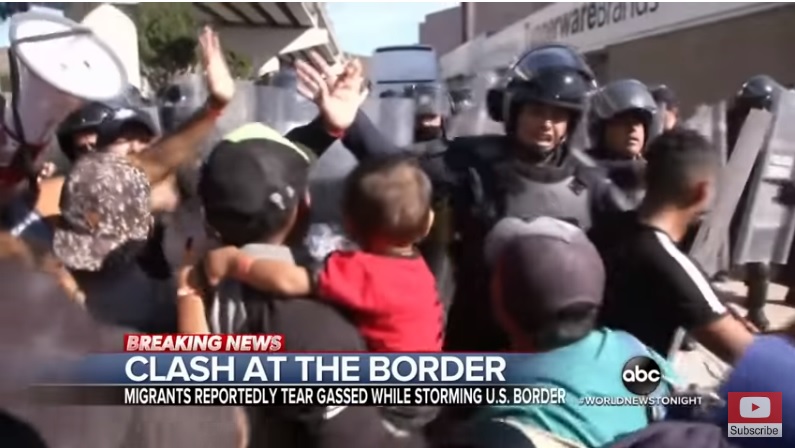 去年底，數百名中美洲移民25日試圖硬闖邊界，遭到墨西哥政府驅哩，美國邊境官員動用催淚瓦斯驅趕。   圖：翻攝ABC NEWS畫面（資料照片）