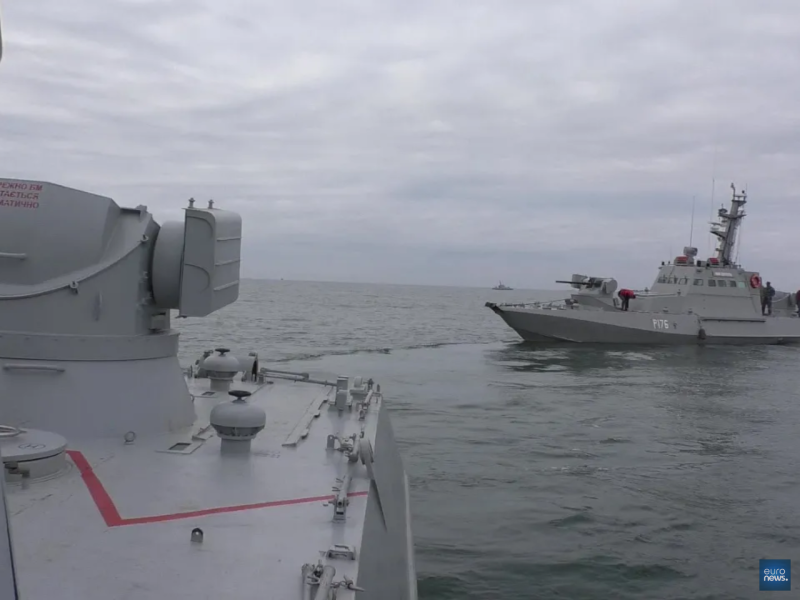 俄羅斯海軍昨天在克里米亞（Crimea）沿海，登上並扣留3艘烏克蘭船艇，理由是烏克蘭非法闖入俄羅斯的亞速海水域。   圖：翻攝自Youtube