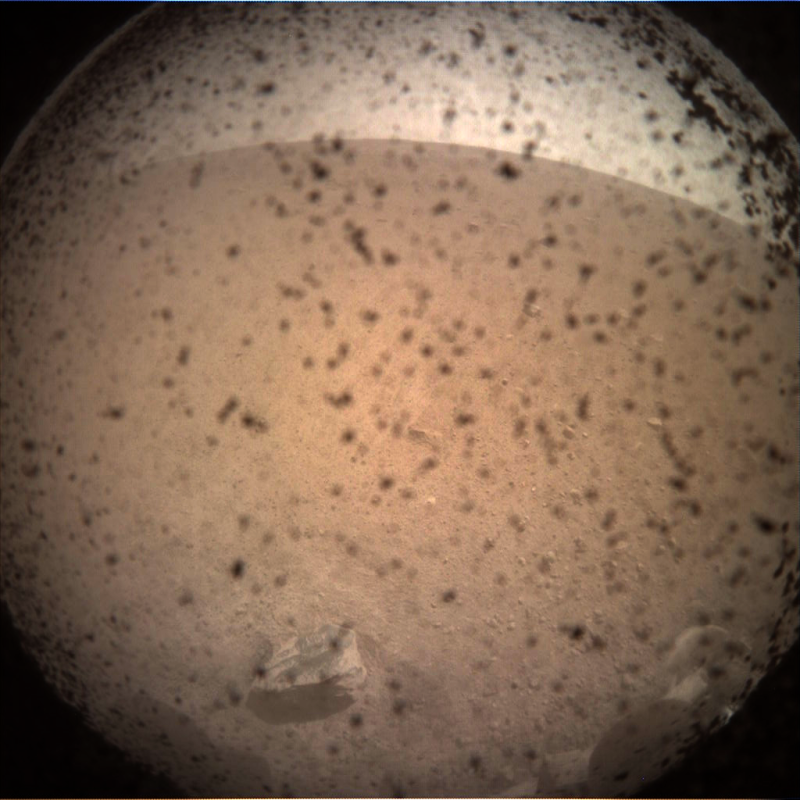 美國太空總署火星探測器「洞察號」在2018年11月26日成功登陸火星，傳回著陸器前方區域的第1張圖片。
   圖：NASA / JPL-Caltech